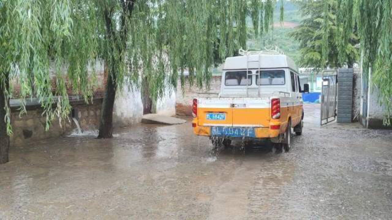 太铁微视角 7月10日中午,沁水地区迎来降雨天气,侯马北工务段沁水线路车间以雨为令,迅速组织对管内设备巡视、添乘检查