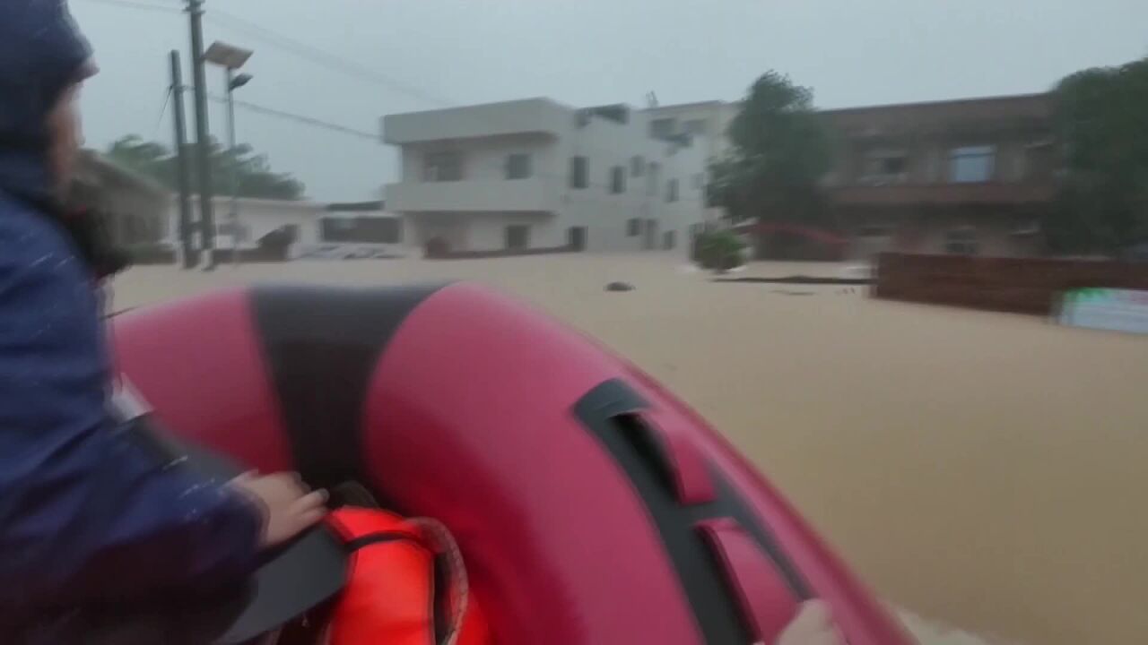 (电视通稿ⷥ›𝥆…ⷧ侤𜚩广东茂名:强降雨来袭,被困群众紧急疏散转移