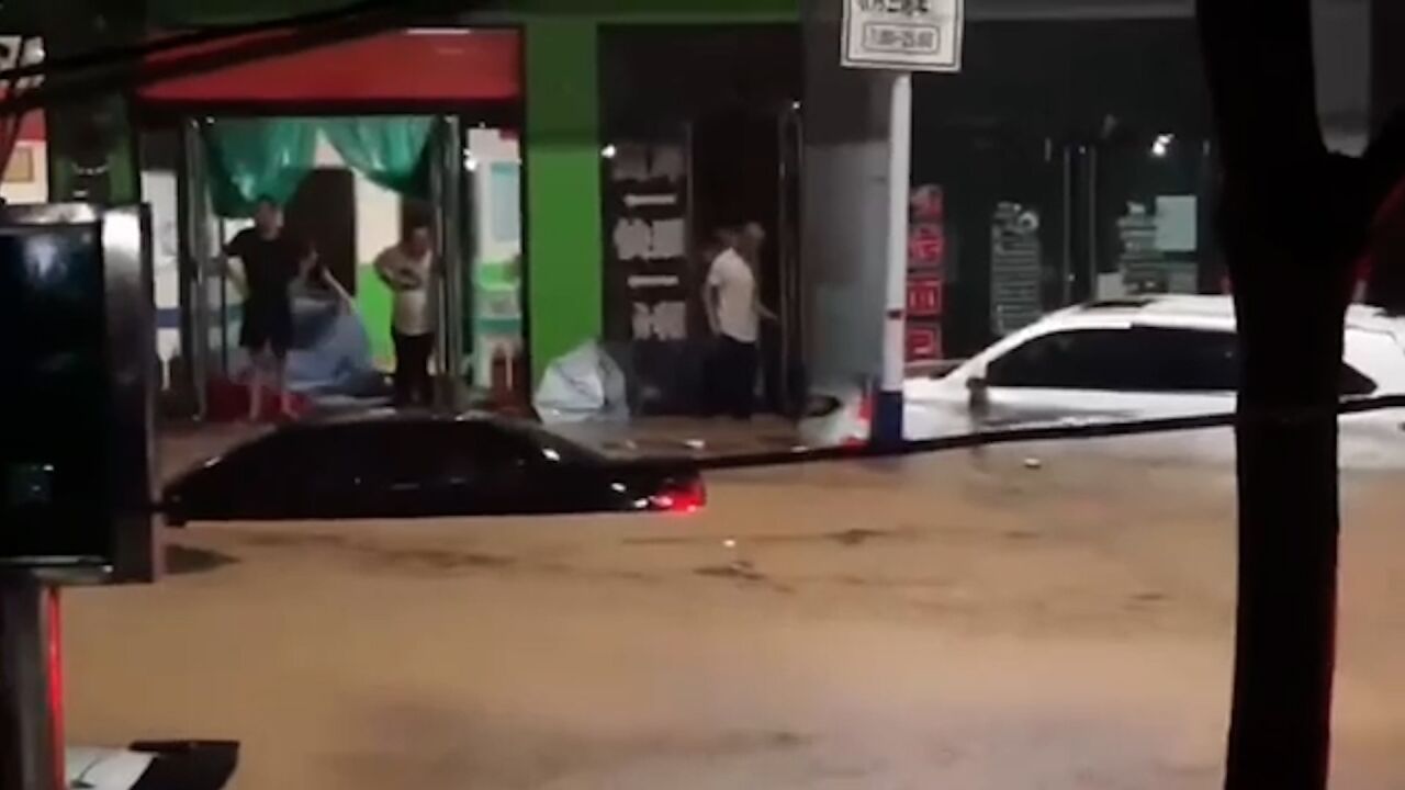 山西吕梁深夜遭暴雨侵袭 街道积水漫过汽车车窗,路旁多家商铺被淹