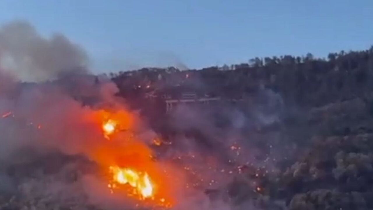 重庆涪陵区江北街道所辖山林山火复燃 火线沿山体蔓延