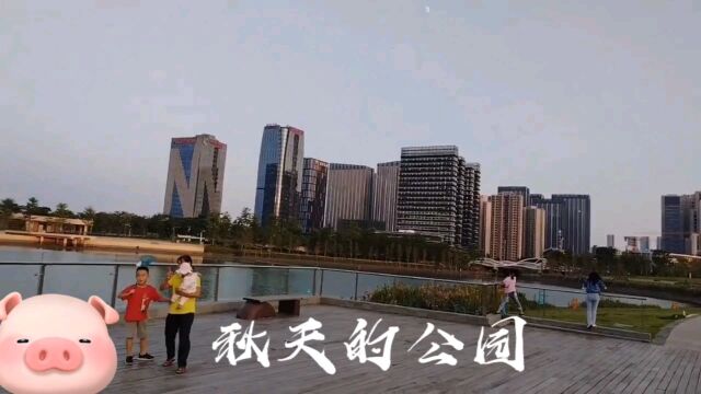 秋风扫落叶公园一片美景