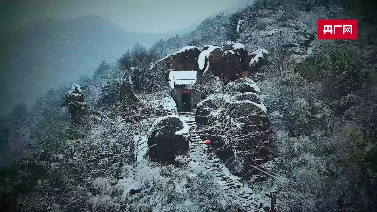 广德:雪映茅田山