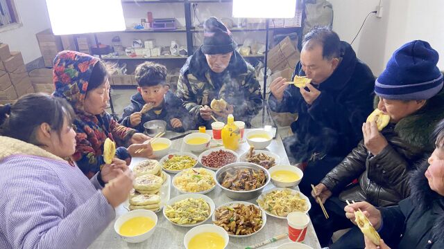 娘家爸妈来做客,景辉下厨烙肉饼,炒一桌拿手菜,团团圆圆迎新年