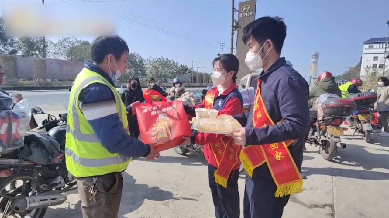 广西梧州摩托大军春运启程返乡 志愿者提供免费服务、交警叮嘱安全