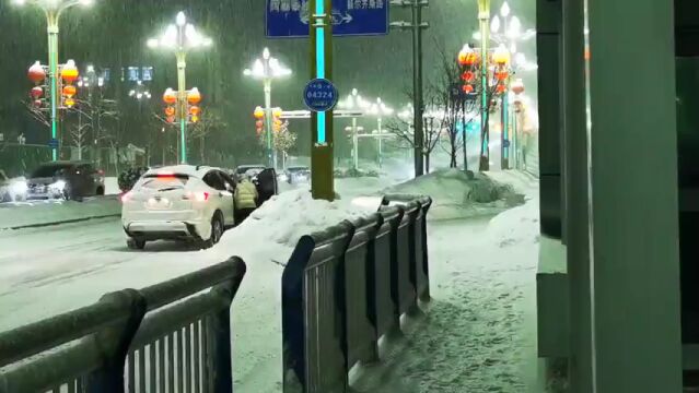 新疆下雪 1月3日新年上班的第一天,新疆维吾尔自治区阿勒泰地区迎来降雪天气.(视频文 吴小明)气象在现场