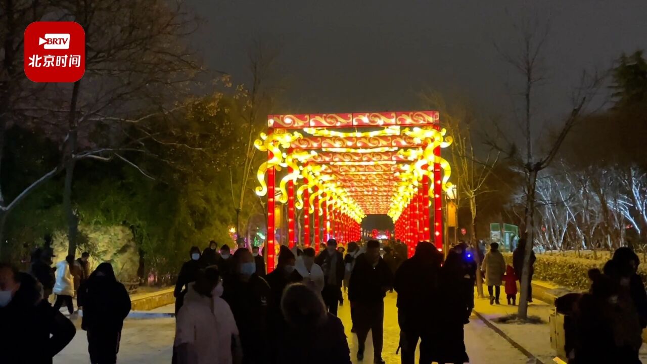 小年夜洛阳市民踏雪观灯看打铁花 年味满满