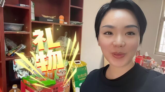 阿宁收到顺丰送的大客户礼包,看看里边都有什么?这礼包怎么样?