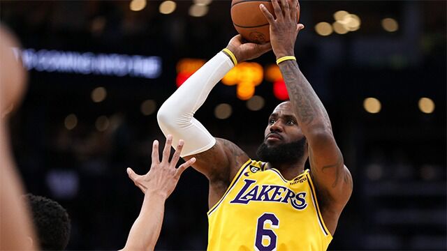 湖人vs尼克斯前瞻：詹姆斯左脚严重酸痛，浓眉预计复出，威少率队PK兰德尔，谁能率队取胜？