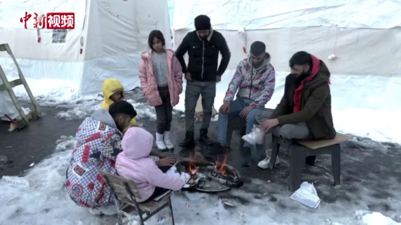 土耳其强震后灾民在帐篷中过夜天气寒冷取暖艰难