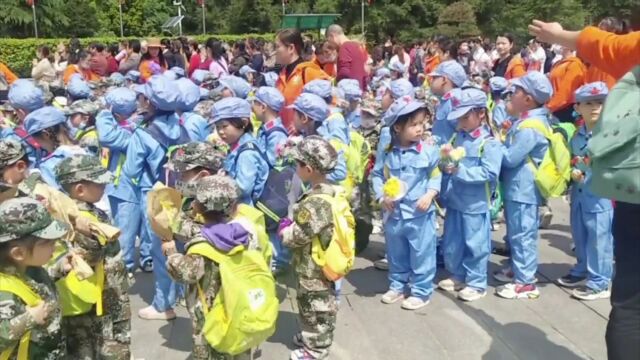 红色旅游胜地湖南韶山一群祖国的花朵向毛主席献花非常可爱