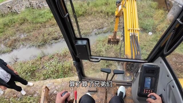 机会都要留给徒弟们让他们去锻炼,多多去习惯工地的环境慢慢就适应了#挖掘机 #cat挖掘机 #小温和徒弟们的故事