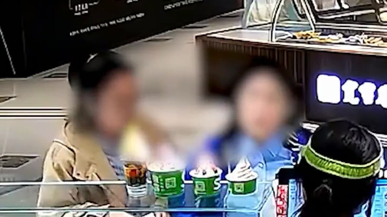 女子与店员起争执露制服威胁:“我就是管你们的!”