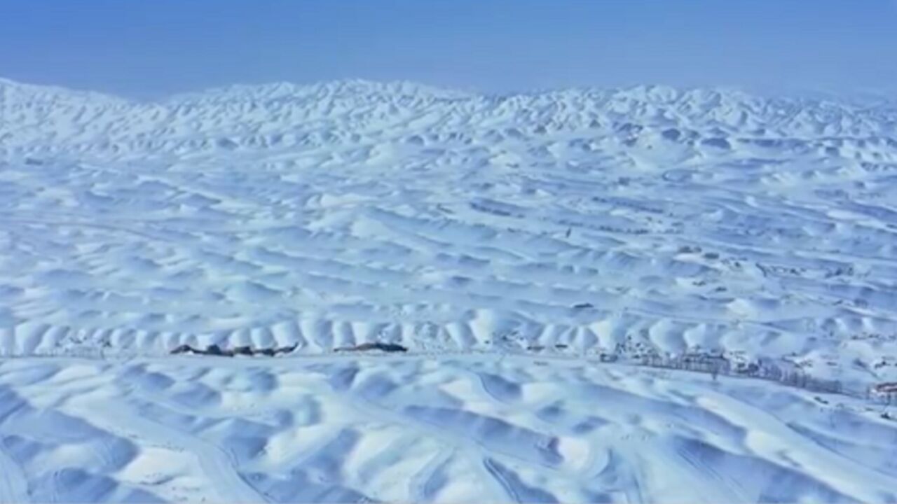 受冷空气影响,新疆多地出现大幅度降温天气,最低气温达到零下4℃