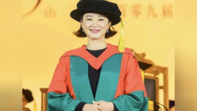 林青霞获香港大学名誉博士学位,弯腰带帽显谦卑,深夜发文感谢