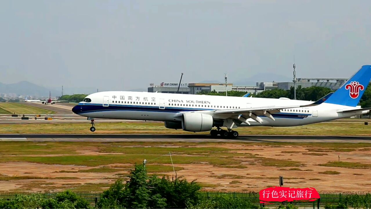 实拍南航空客A350客机降落,四川航空空客321起飞,很自愈