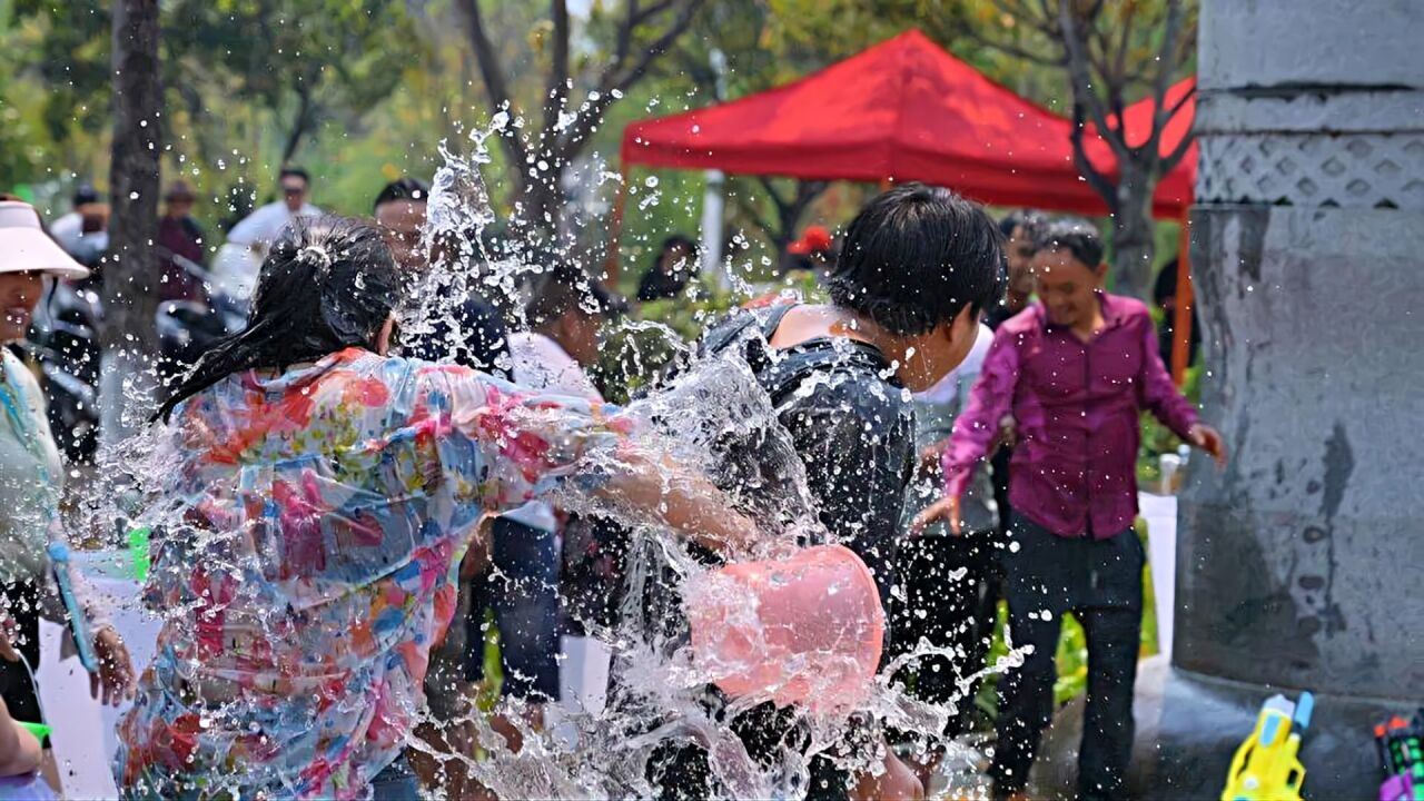 媒体:别碰瓷泼水节了,耍流氓就是耍流氓!