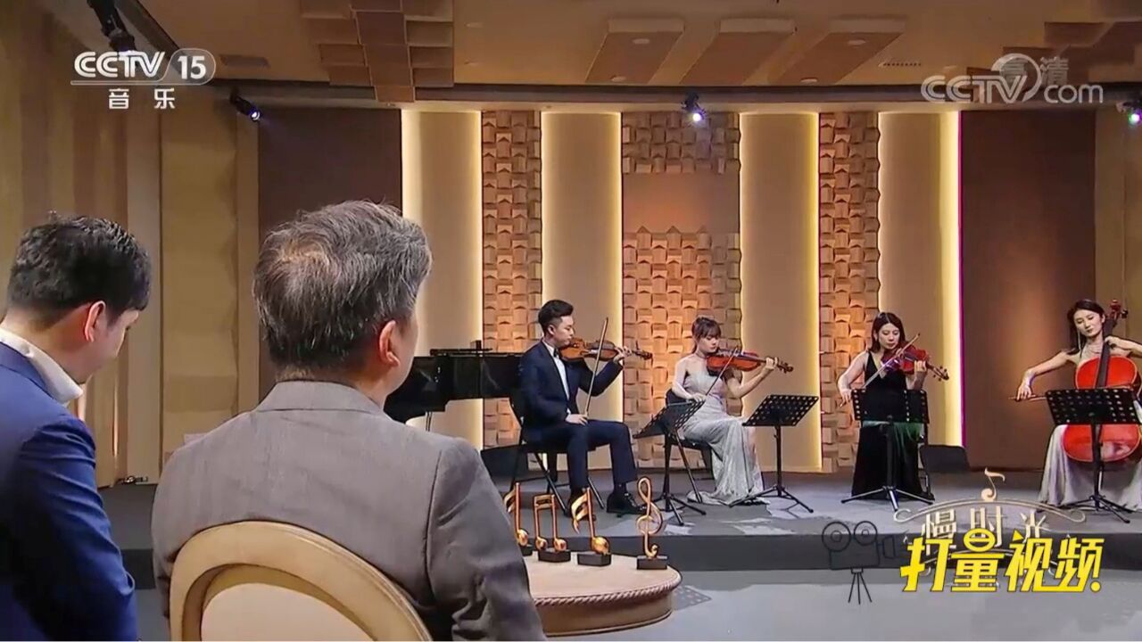 爱乐汇轻音乐团演奏一曲《明天》,技巧娴熟,让人沉醉