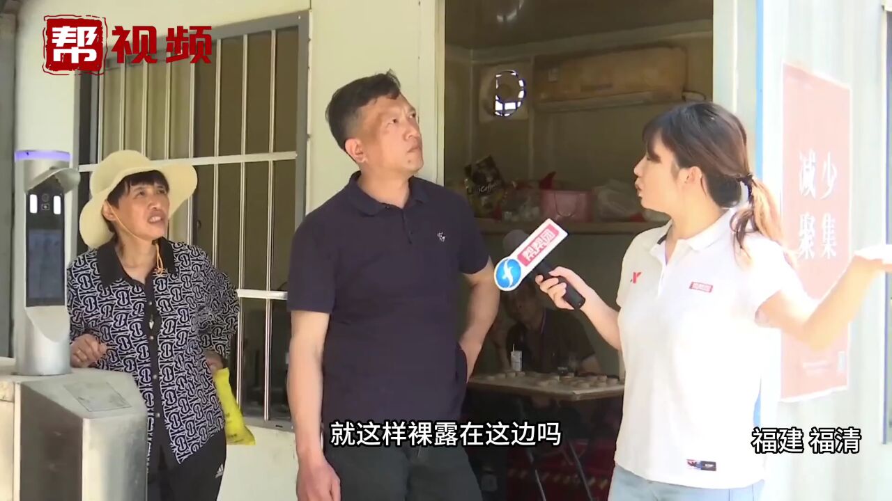 挖土机爬上十多层拆楼 石块钢筋往下推 施工方:克服一段时间