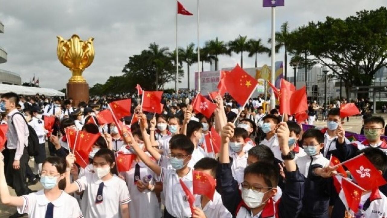 香港举行五四升旗礼,青少年制服团体首次全体中式步操进场