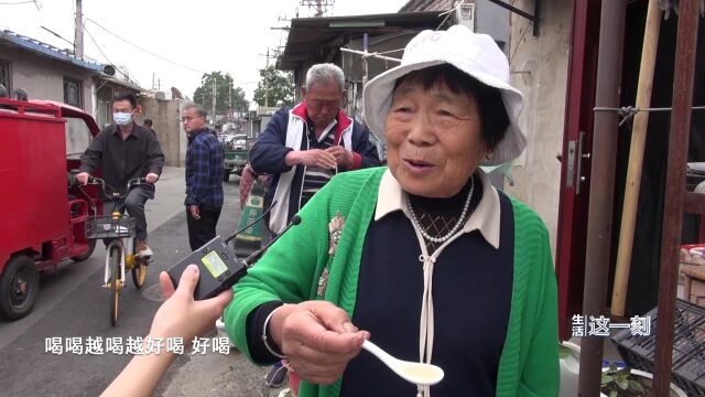 游客排队挑战喝北京豆汁!有人喝出痛苦“表情包”