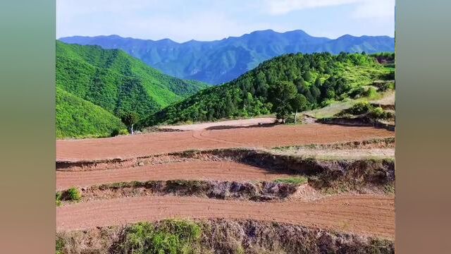 航拍翼城县小庙村,小庙村的由来,大清道光年间,村里建起一座学庙,为区别村西的一所大庙,故将学庙称为小庙,小庙村名由此而来.感谢