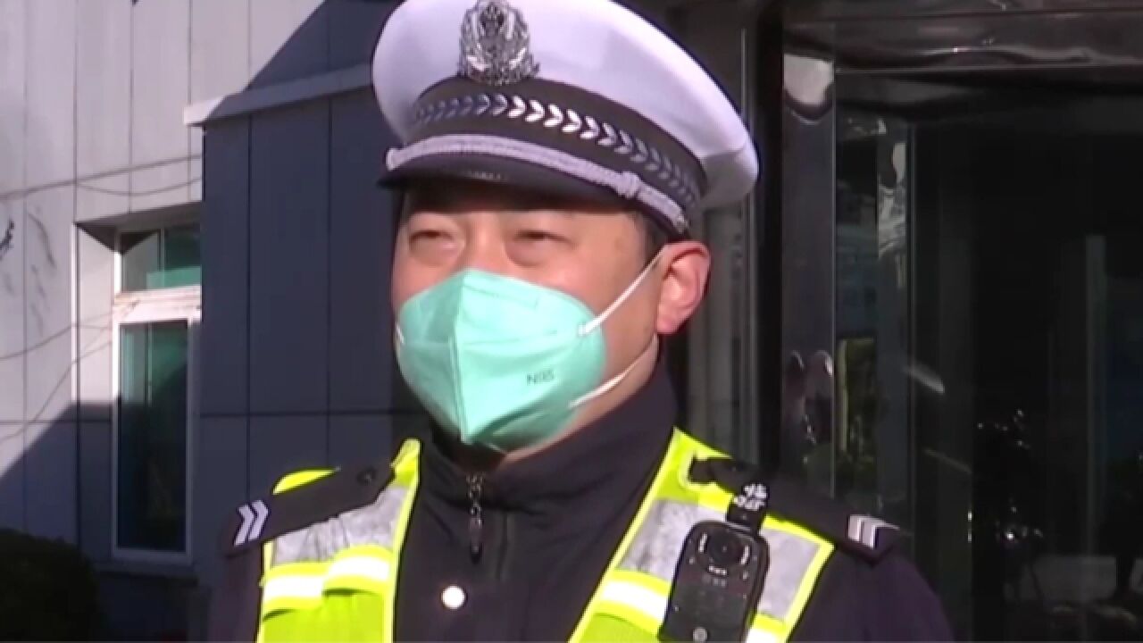 为民警点赞!,小伙突发心梗,民警护送就医