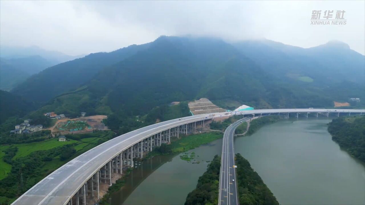 桂林至柳州高速公路改扩建项目全线隧道实现贯通