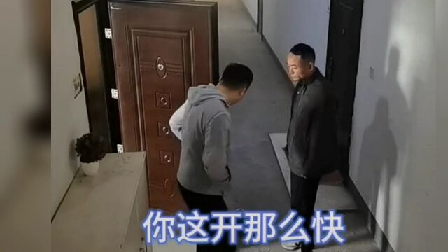 小伙把钥匙锁在家里面,叫开锁公司来开锁,没想到十秒钟打开了,小伙还不愿意给钱