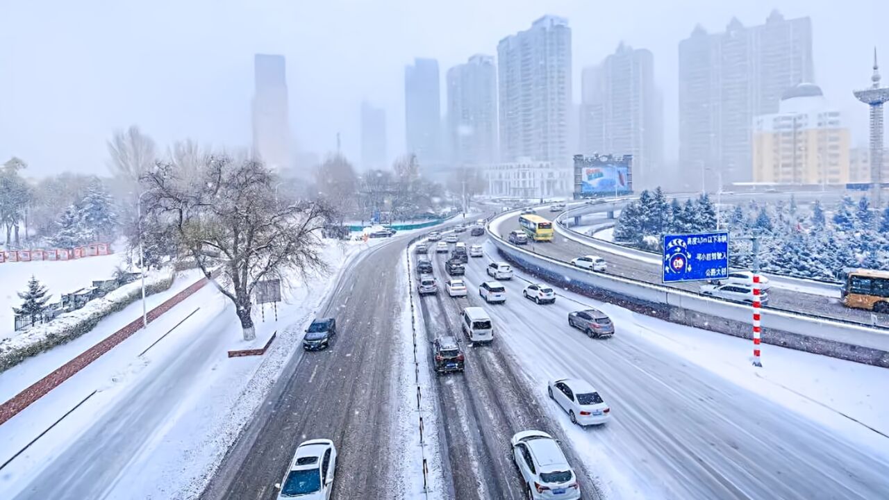 哈尔滨昨日遭遇特大暴雪破历史极值,明日局地有暴雪