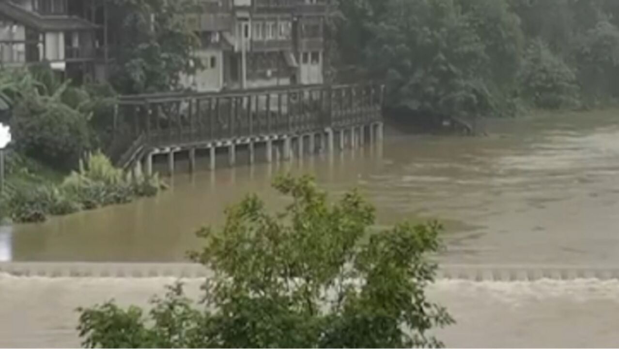 重庆秀山强降雨来袭,部分临河栈道被淹