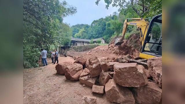 小院改造基建先行:清理建渣、疏通排水沟、修建入户道路、修梯步