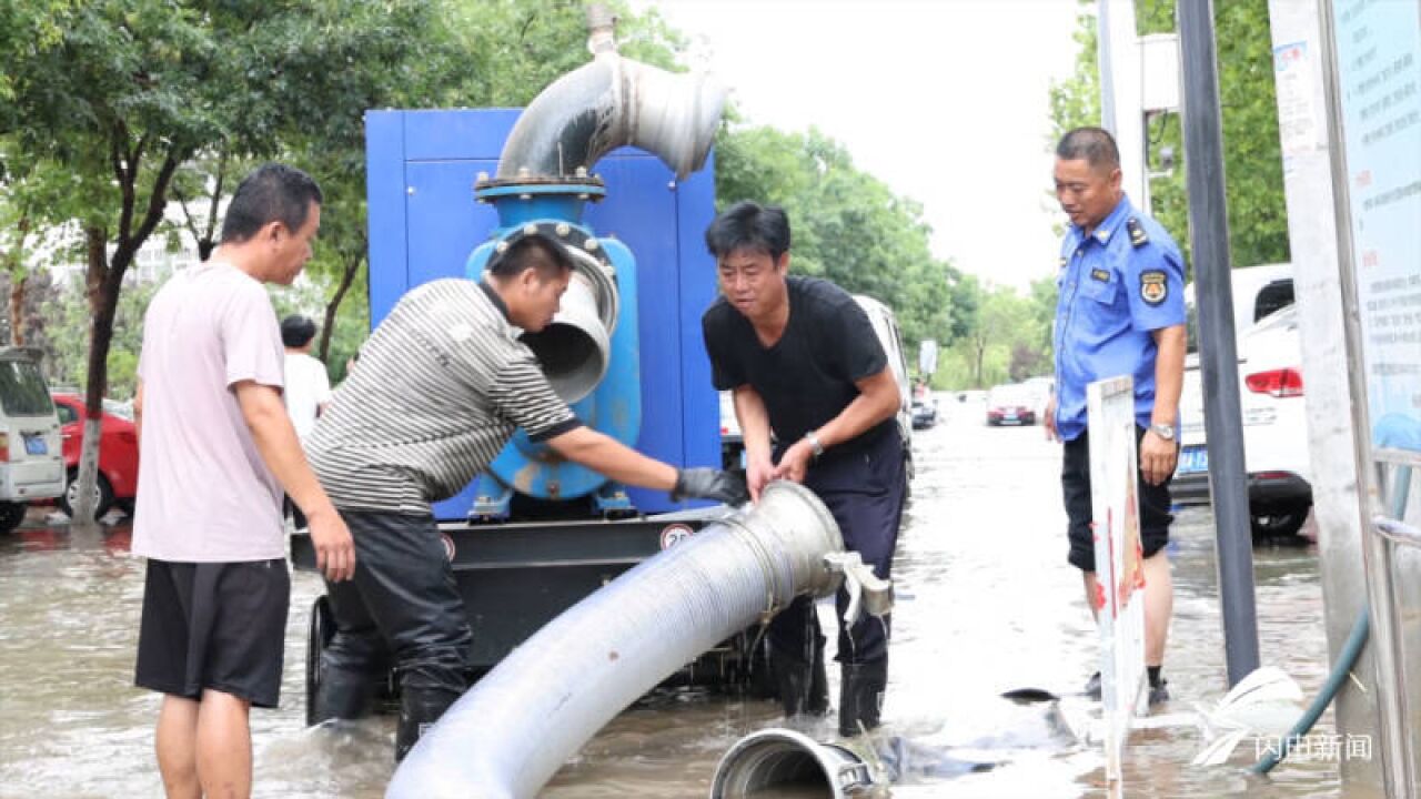 临邑:短时强降雨致道路积水 市政部门加大巡查力度紧急排水