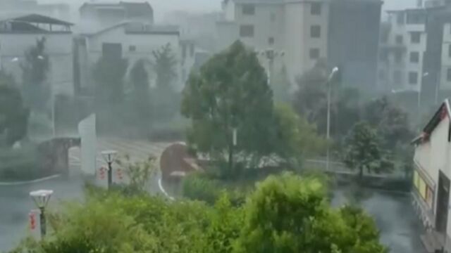 福建宁德局地出现降雨和冰雹天气