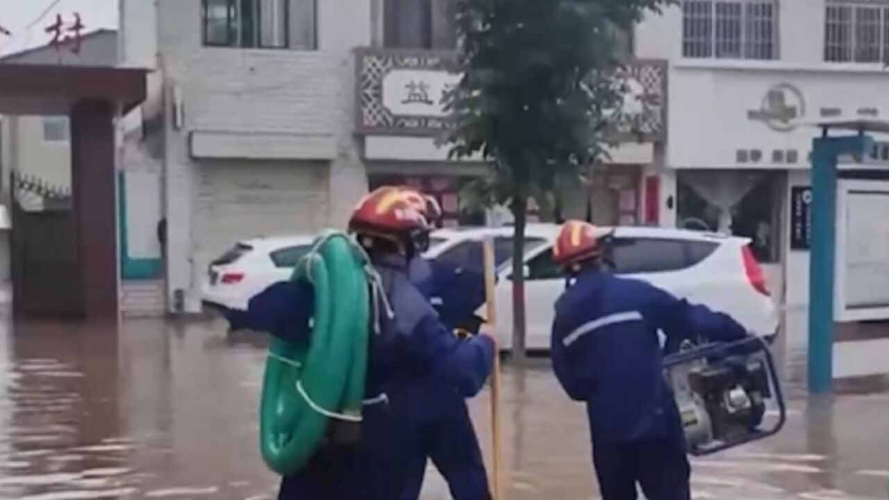 甘肃庆阳短时强降雨致城区积水,民房被淹