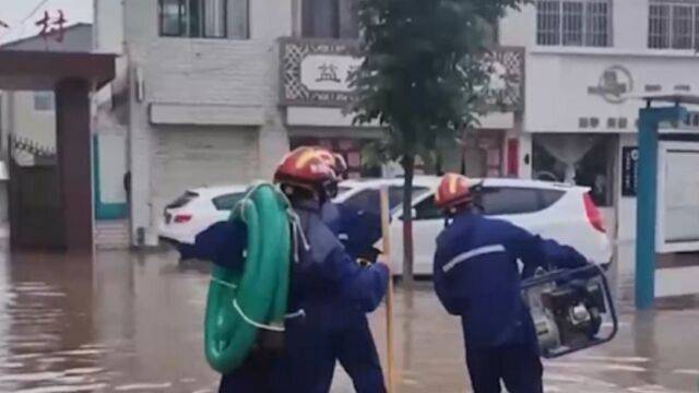 甘肃庆阳短时强降雨致城区积水,民房被淹