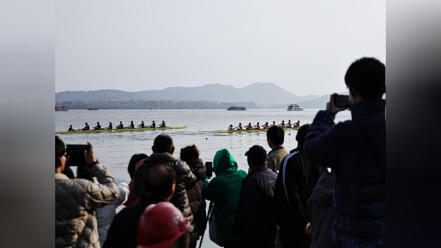 西湖上赛艇竞速 浙大赛艇队队长:家门口比赛特爽