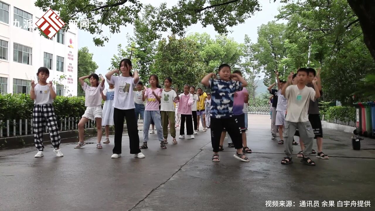 直击湖北大学体育学院支教,网友:农村的孩子本来跳舞的机会就少,农村男孩子跳舞的机会太少了,老师辛苦了