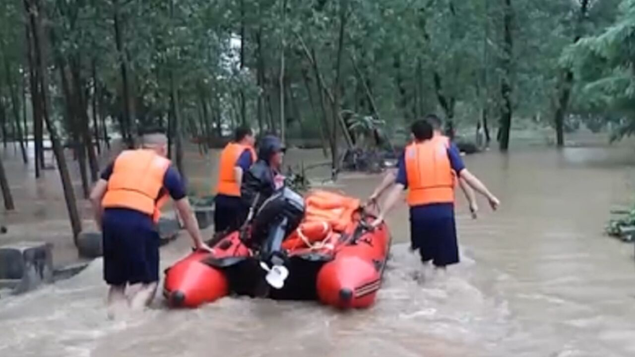 河北涞水强降雨致内涝,多部门加紧抢险救援