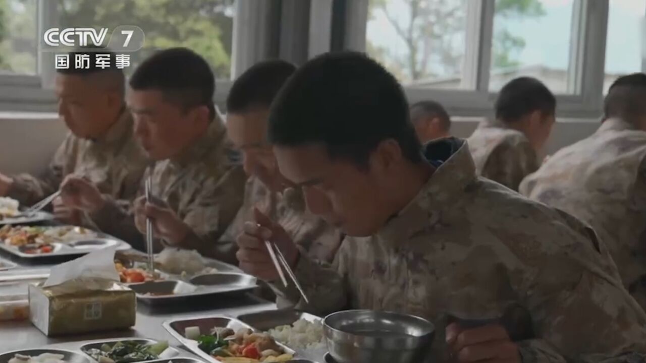 保持安静是饭堂纪律的首要规定,新兵自由散漫被班长惩罚