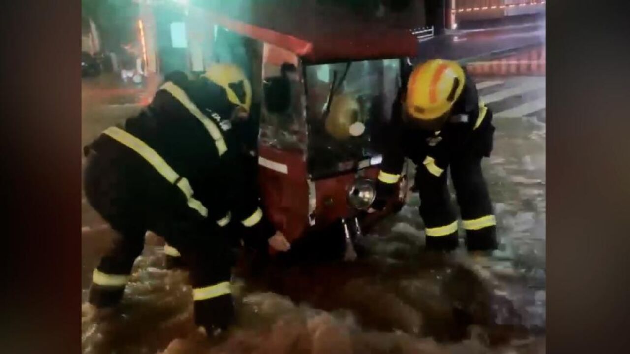 温州瑞安强降雨部分道路积水,消防用水泵紧急排涝