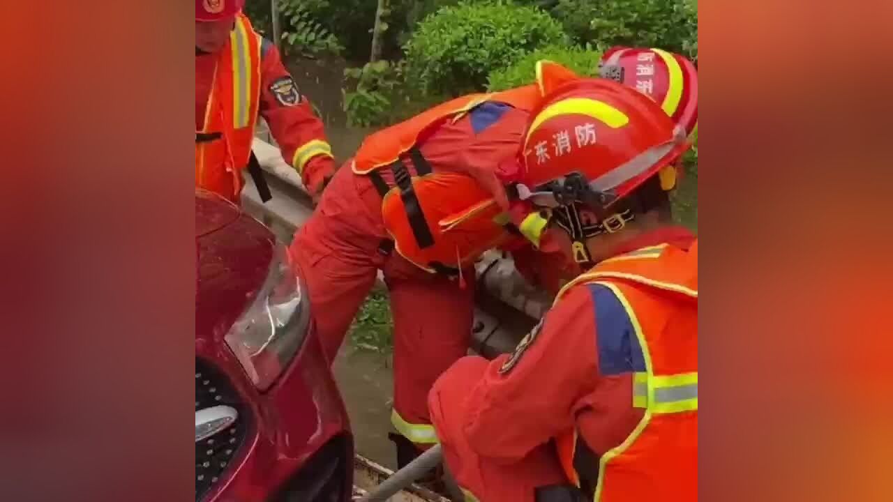 东莞暴雨预警继续!车辆浸水涉险,消防紧急救援