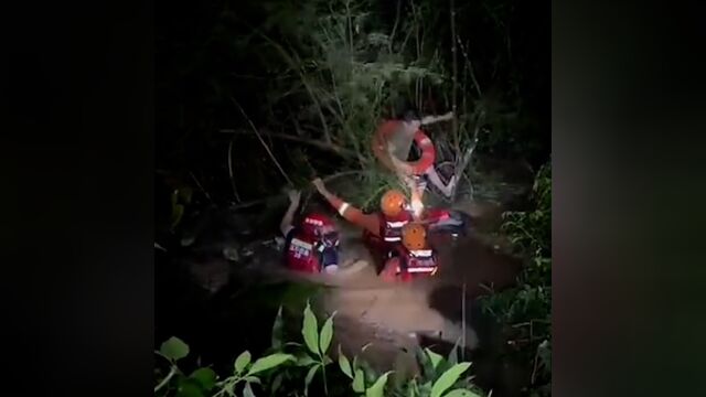 梅州暴雨来袭,五华县一车辆4人被冲入河中,目前1人获救