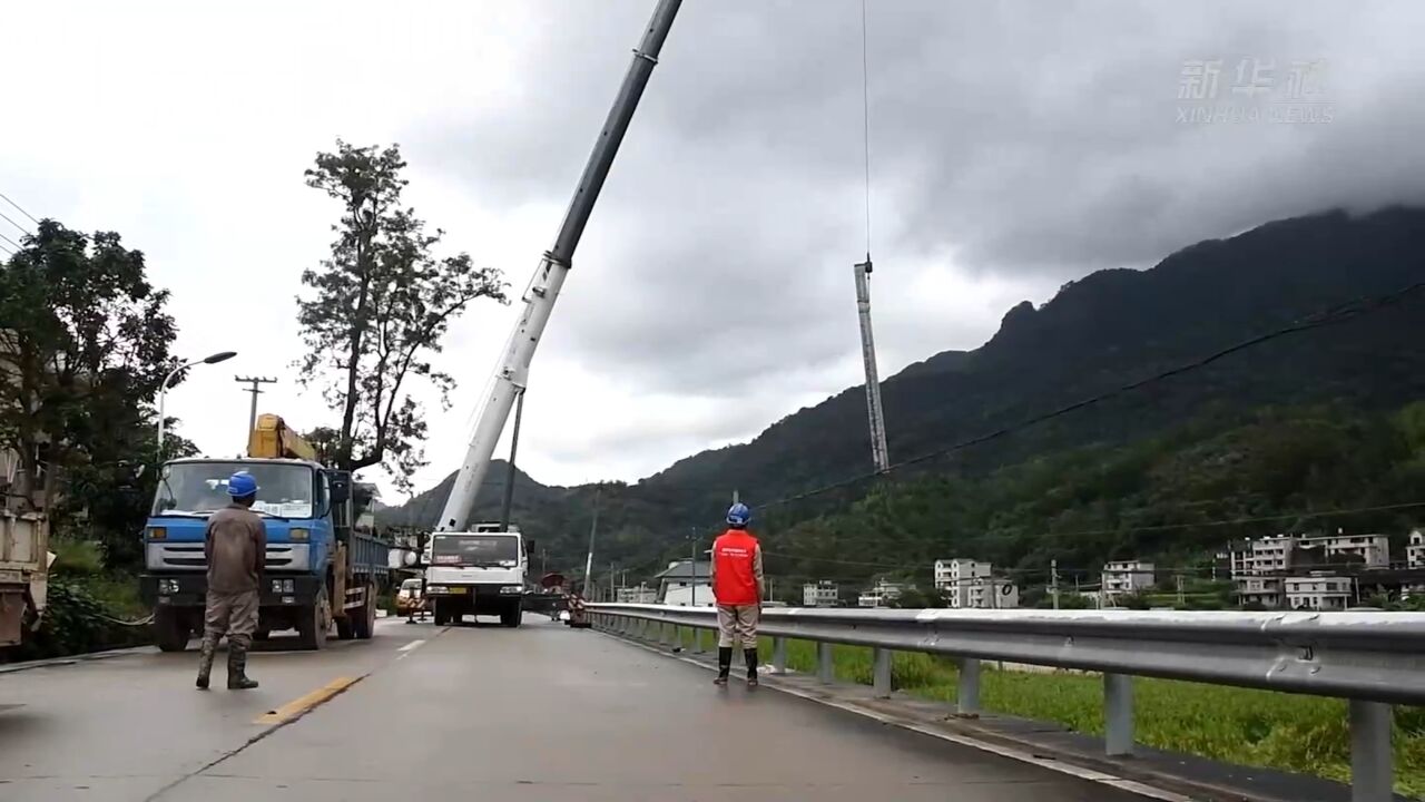 福建:台风“海葵”带来强降雨 电力部门全力抢修保供电