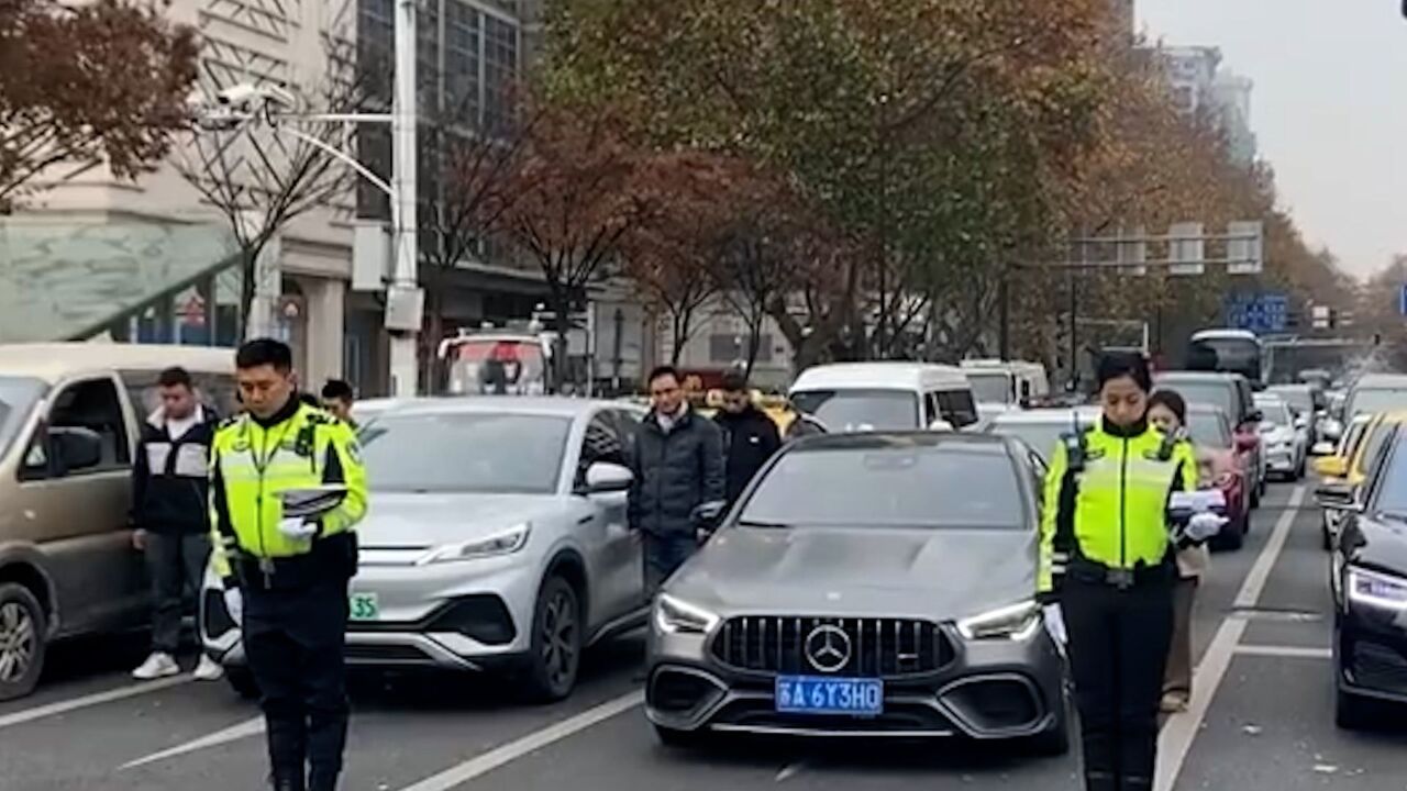 这一刻仿佛时间凝固!实拍南京街头默哀一分钟:行人驻足 车辆鸣笛