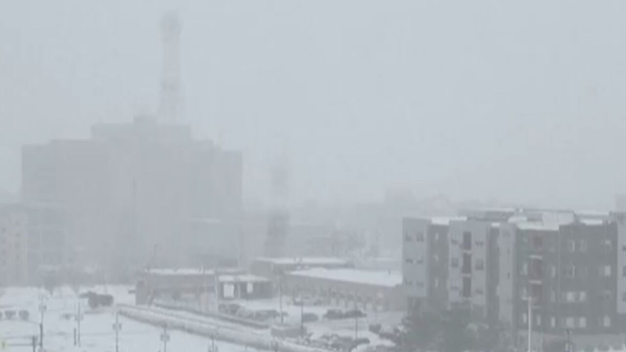 冬季风暴持续,美国艾奥瓦州出现强降雪,恶劣天气致美国芝加哥奥黑尔国际机场关闭