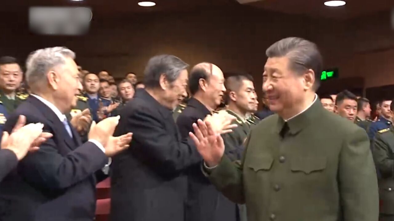 中央军委举行慰问驻京部队老干部迎新春文艺演出,习近平向全军老同志祝贺新春