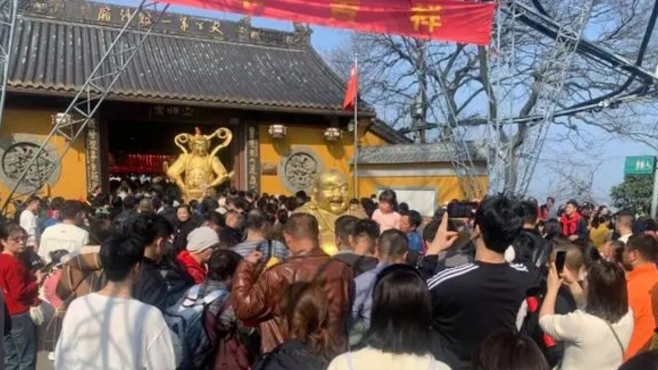 杭州天下第一财神庙被挤爆!凌晨3点已人山人海,有游客被“挤晕”