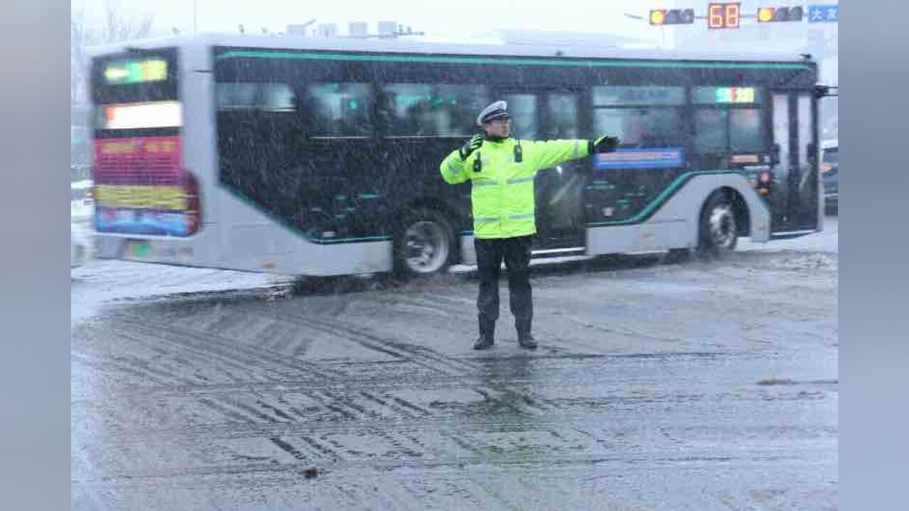 威海交警以雪为令 护航市民出行路