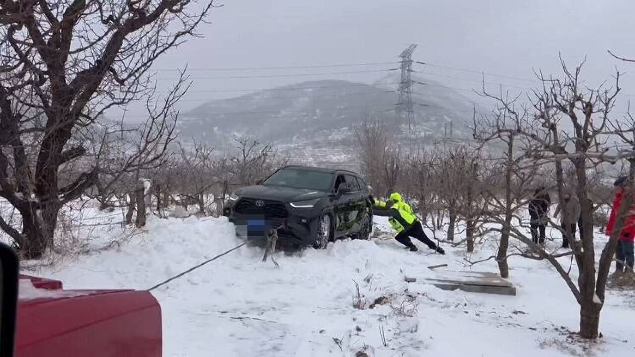 龙口市:冰天雪地 救援队员及时搭手助被困车主解难