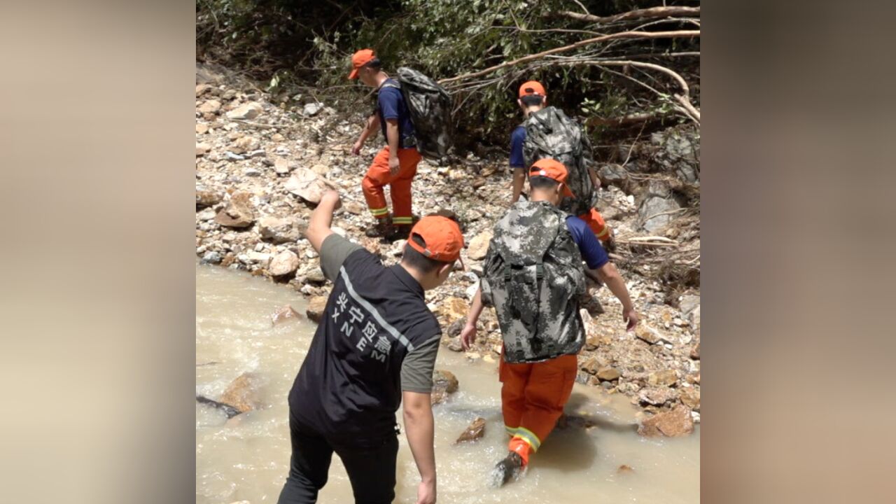 梅州平远县救援队伍徒步翻山涉水送物资,确保村民生活所需